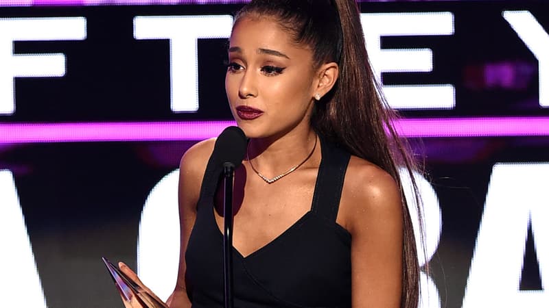 Ariana Grande reçoit le prix de meilleure artiste de l'année le 20 novembre 2016