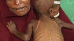 Somalienne tenant dans ses bras son fils souffrant de malnutrition à l'hôpital Banadir de Mogadiscio. Les ONG caritatives ne sont pour l'heure pas en mesure d'acheminer de l'aide à plus de deux millions de Somaliens confrontés à la famine, car les zones d