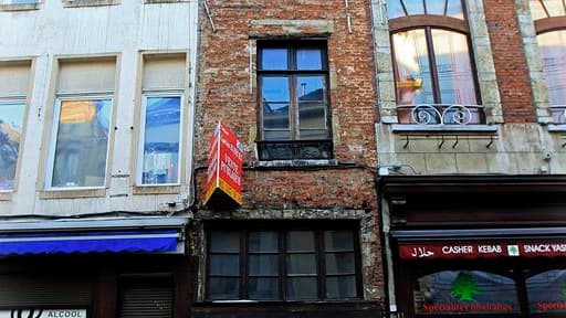 La plus petite maison de Bruxelles, à deux pas de la célèbre Grand-Place, sera mise aux enchères le 6 février, avec un prix de départ de 146.200 euros. Le rez-de-chaussée a une surface au sol de seulement 2,75 mètres de large sur 1,75 mètre de long et les