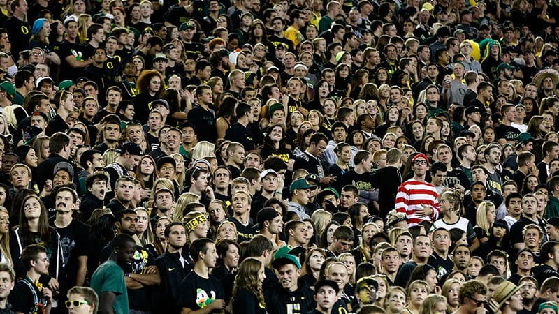 Un fan déquisé en Charlie à un match de football dans l'Oregon.