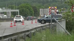 Le dispositif de la gendarmerie au niveau du péage d'Incarville dans l'Eure, mardi 14 mai, après l'attaque d'un fourgon pénitentiaire. 