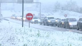 Une autoroute enneigée de la métropole lyonnaise ce jeudi soir.