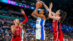 Les Américaines Breanna Stewart et Napheesa Collier défendent sur la Française Marieme Badiane, finale de basket des JO de Paris 2024, 11 août 2024