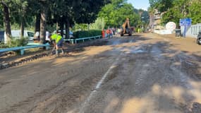 Une rue recouverte de boue le mardi 20 mai 2025 au Lavandou (Var), après le passage de violents orages.