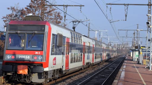 Un train du réseau Transilien en région parisienne