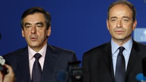 François Fillon et Jean-François Copé. L'opposition de droite a critiqué mercredi en France le choix du nouvel exécutif de gauche de discuter avec syndicats et patronat durant environ un an des réformes et des hausses d'impôt, ainsi que l'issue probable d