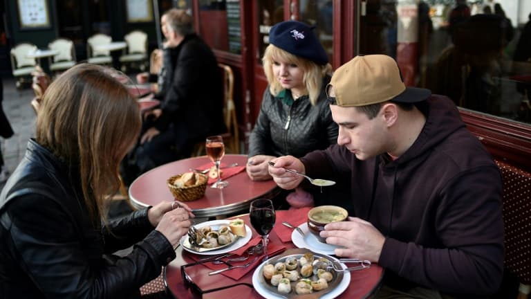 Des clients déguste une soupe à l'oignon et des escargots dans un restaurant à Montmartre à Paris, le 6 octobre 2017.