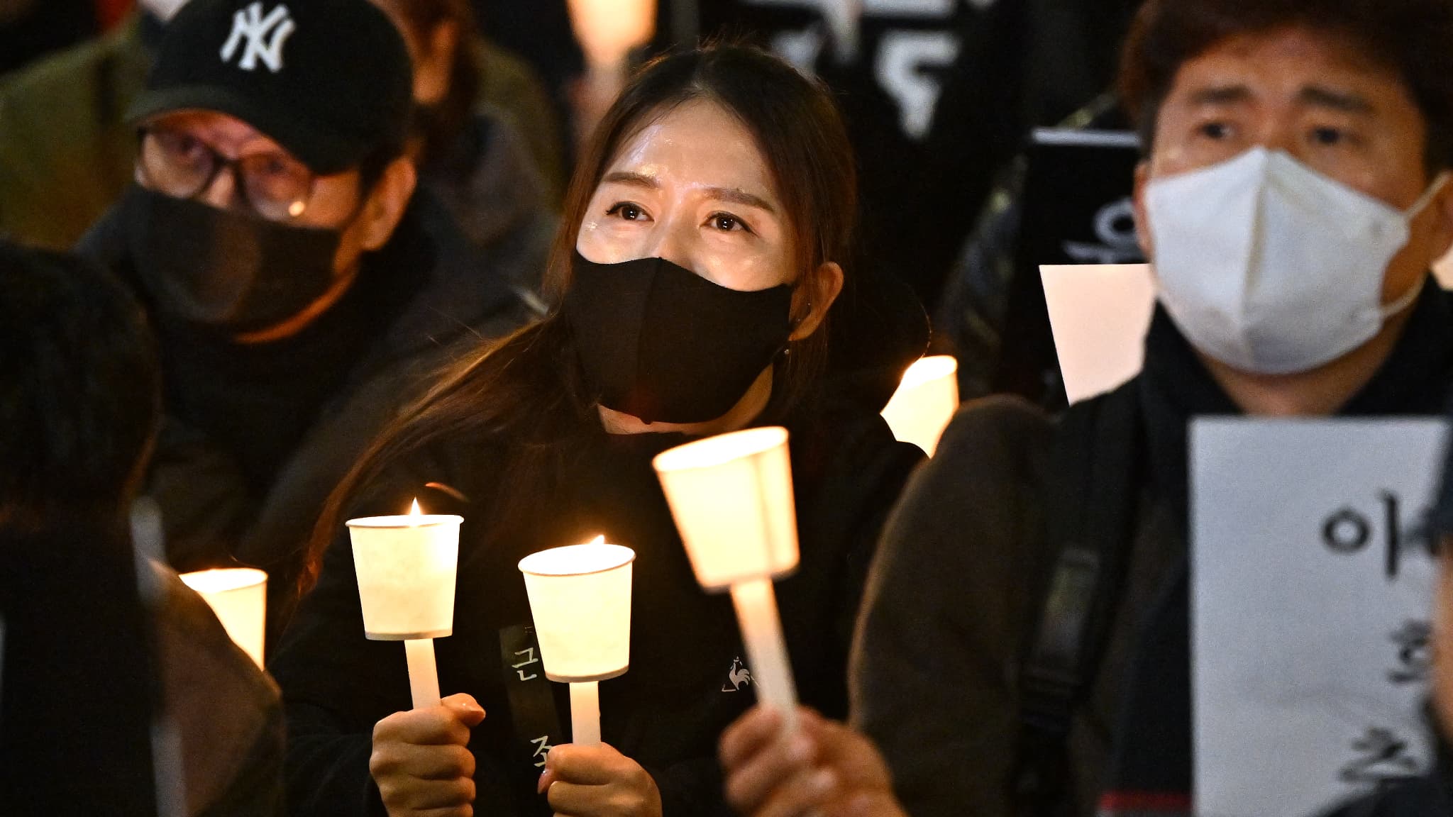 Une femme rend hommage aux victimes de la bousculade meurtrière survenue à Halloween à Séoul, le 5 novembre 2022