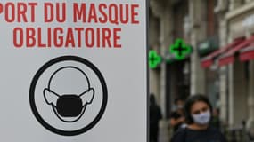 Une affiche "port du masque obligatoire" en août 2020 dans une rue de Lille