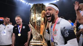 Memphis Depay fête le titre des Corinthians dans le championnat paulista, le 28 mars 2025