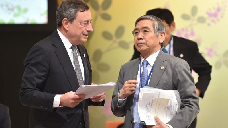 Mario Draghi, à gauche, le président de la BCE, et Haruhiko Kuroda, le gouverneur de la Banque du Japon