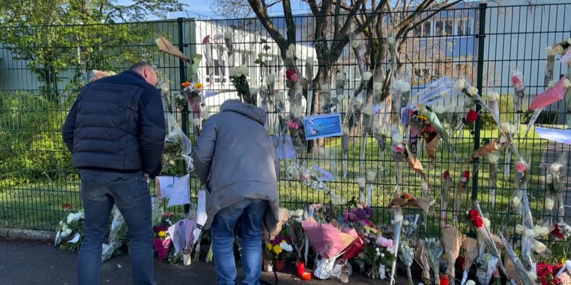 Des parents déposent des fleurs devant le collège des Sept arpents, à Souffelweyersheim, quatre jours après la mort d'une élève.