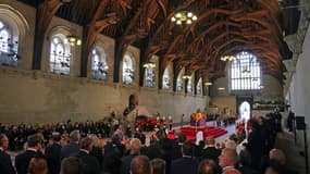 Le cercueil d'Elizabeth II dans Westminster Hall, le 14 septembre 2022.