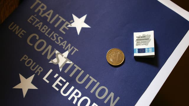 Un exemplaire du Traité sur la Constitution européenne, photographié le 14 mai 2005.