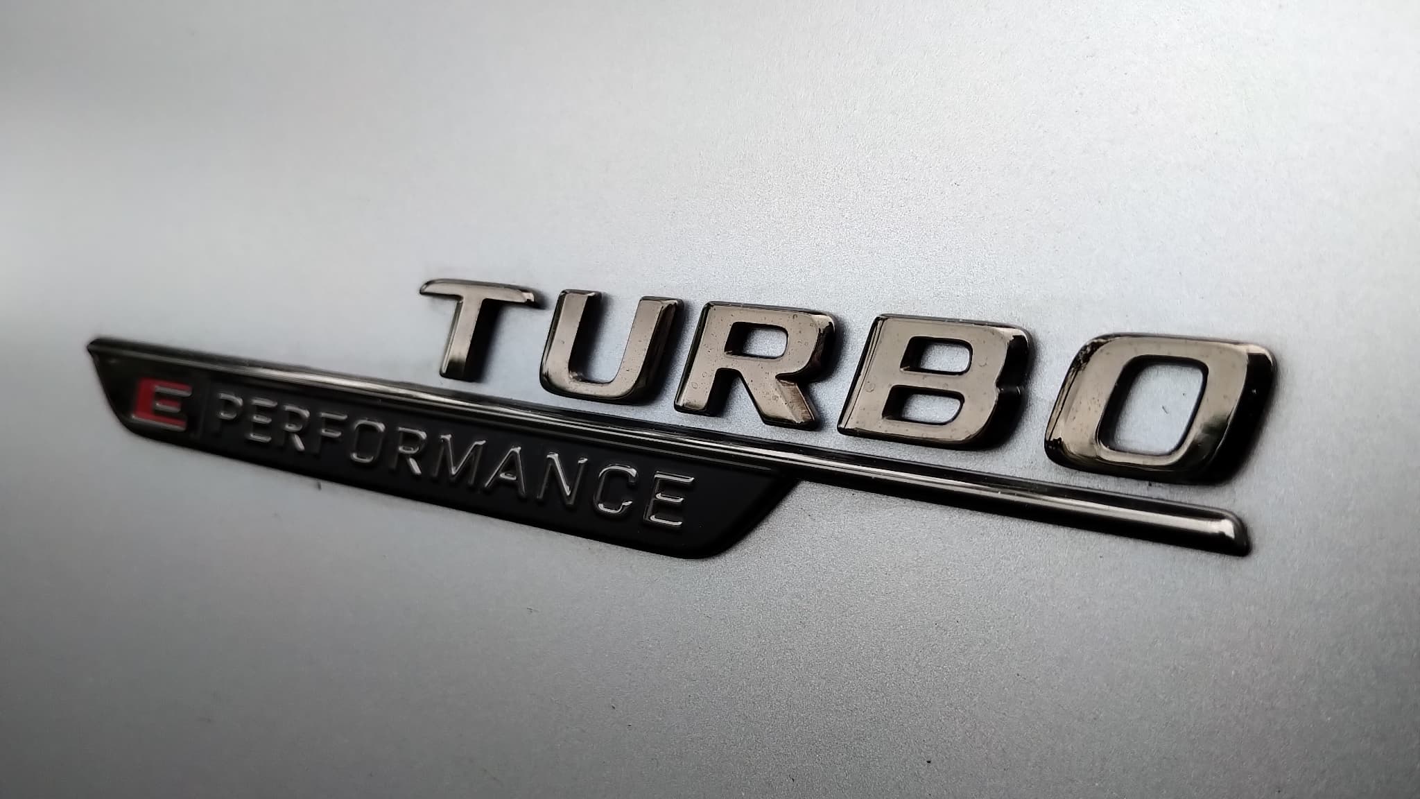 Ce Mercedes-AMG GLC Coupé 63S E Performance est équipé d'un moteur quatre cylindres 2 litres turbo, associé à un moteur électrique.
