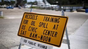 Sur le port d'Ocean Springs, Mississippi, un panneau invite les propriétaires de bateaux volontaires à participer à une formation pour prendre part à la lutte contre la marée noire. Les ingénieurs du groupe pétrolier BP continuaient dimanche d'étudier les