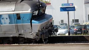 Le train accidenté, en gare de Nangis. 