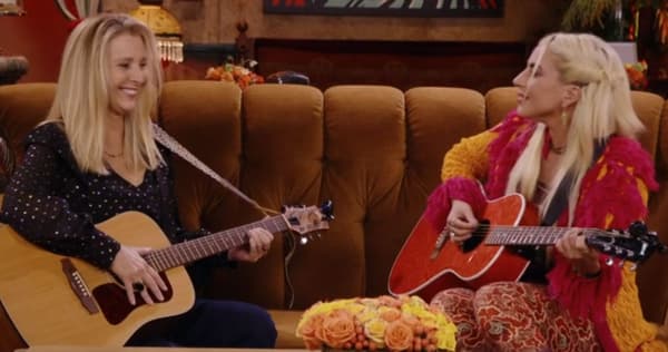 Lisa Kudrow et Lady Gaga dans l'épisode spécial de Friends.