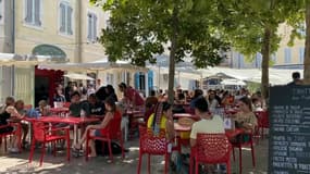 Des gens en terrasse dans le quartier touristique du Panier à Marseille le 1er août 2022.