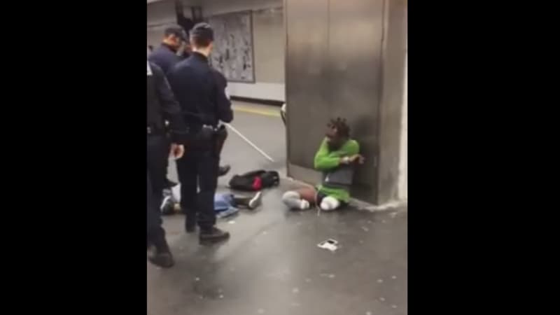 Dans la vidéo postée sur Facebook, François Bayga apparaît assis par terre, en sous-vêtements, ses prothèses et béquilles posées à côté de lui.