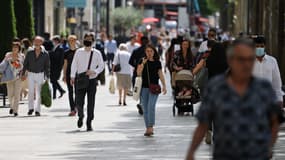 Des passants sur les Champs-Elysées, à Paris, le 17 juin, au premier jour de la levée de l'obligation de porter le masque en extérieur. 