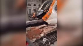 Accident de train à Barcelone: les images de la rame endommagée