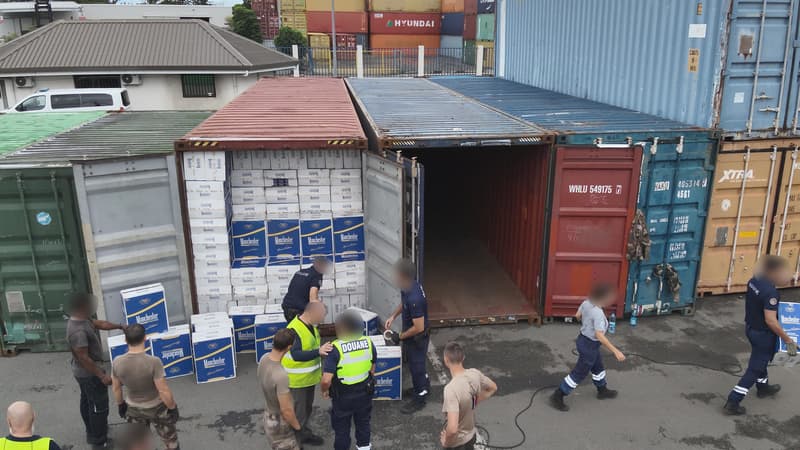 Les douaniers de Nouvelle-Calédonie devant les cigarettes de contrebande saisies à Nouméa et à destination du marché australien