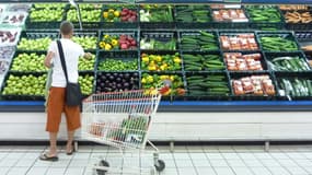 En juin, la consommation des ménages a été portée par le "dynamisme de la consommation alimentaire", qui a progressé de 0,6%, selon l'Insee.
