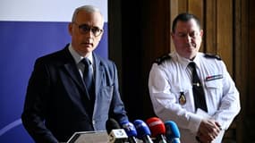 Le procureur de Rouen Frédéric Teillet (G) donne une conférence de presse avec le commandant de la région Normandie le général Stéphane Gauffeny à Rouen le 13 juillet 2024