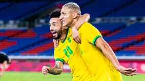Richarlison et Claudinho célèbrent un but inscrit face à l'Allemagne lors des Jeux olympiques, le 22 juillet
