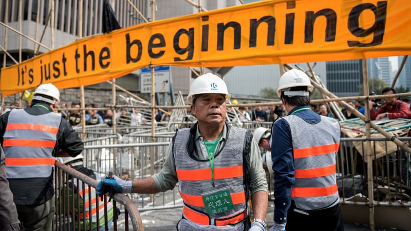 Des ouvriers démantèlent le dernier bastion des manifestants prodémocratie, le 11 décembre à Hong Kong.