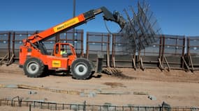 Des ouvriers construisent le "Mur de Trump "près de Puerto Palomas, à la frontière entre les Etats-Unis et le Mexique, le 30 novembre 2020