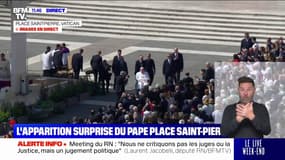 Le pape François fait une apparition surprise place Saint-Pierre devant une foule de fidèles