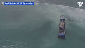 Île Maurice: un chalutier contenant 130 tonnes de fioul s'échoue près du rivage de Pointe-aux-Sables 