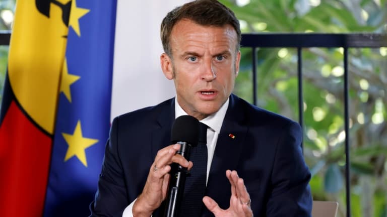 Le président Emmanuel Macron lors d'un réunion avec des représentants locaux à Nouméa en Nouvelle-Calédonie, le 23 mai 2024