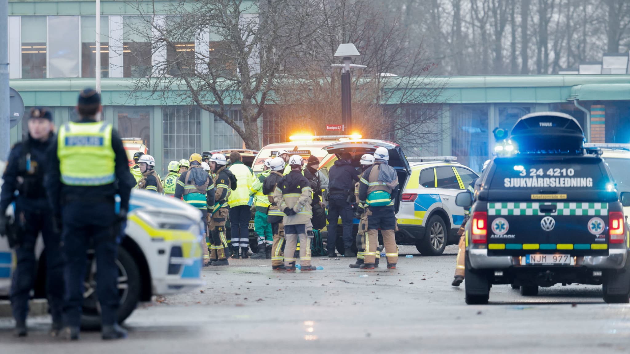 Les secours devant le centre d'enseignement de Örebro en Suède où a eu lieu la fusillade, le 4 février 2024