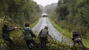 Blocage d'une route par des opposants au projet d'aéroport de Notre-Dame-des-Landes, en Loire-Atlantique. Depuis plus d'une semaine, les champs de Notre-Dame-des-Landes sont le théâtre d'une "guérilla rurale" entre les opposants au projet d'aéroport et qu