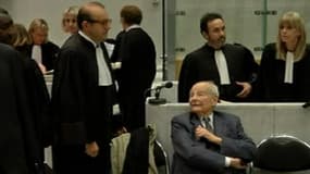 Jacques Servier (d.) entouré de ses avocats, mardi, dans la salle d'audience du tribunal de Nanterre.