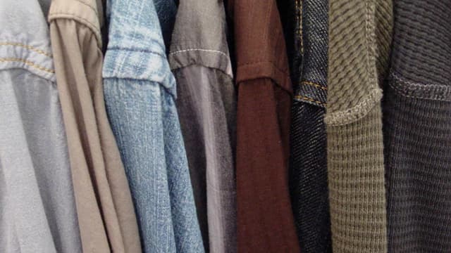 En bon état, parfois même jamais portés, les vêtements conservés dans nos placards représenteraient une valeur marchande de 1,7 milliard d'euros.