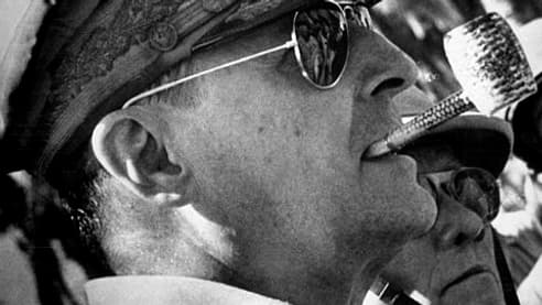 Le général américain Douglas MacArthur en 1944
