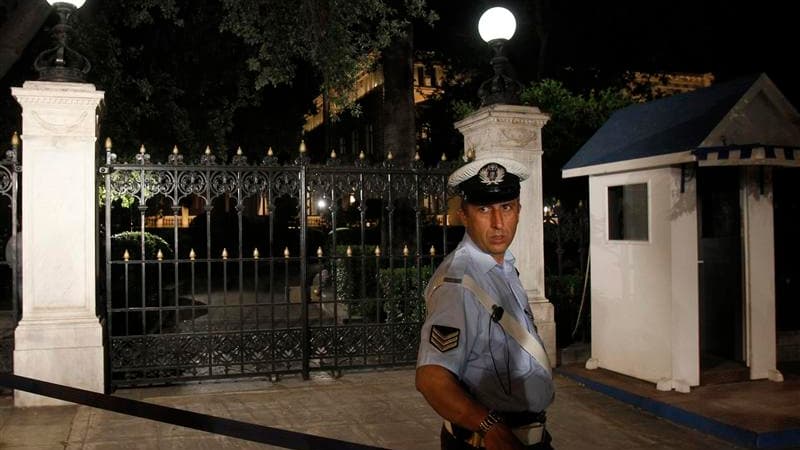 Un policier grec en faction devant le palais présidentiel, à Athènes. Le président Karolos Papoulias a prévu de rencontrer à nouveau lundi soir les dirigeants de quatre partis politiques pour poursuivre les négociations visant à former un gouvernement d'u