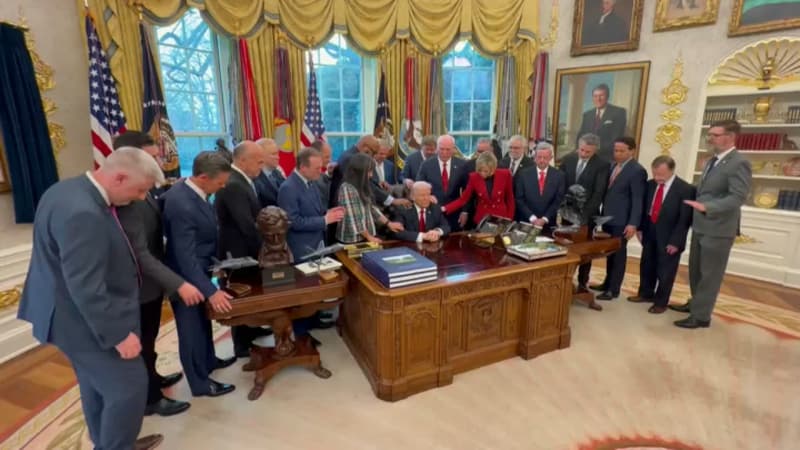 "Que ta grâce accompagne nos troupes": Donald Trump participe à une prière collective dans le Bureau ovale