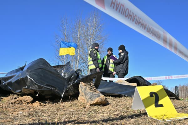 Les corps de civils exhumés par la police scientifique ukrainienne à Borodianka, près de Kiev, le 2 mars 2023 Les corps de civils exhumés par la police scientifique ukrainienne à Borodianka, près de Kiev, le 2 mars 2023