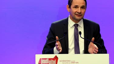 Le secrétaire d'Etat a critiqué Nicolas Sarkozy, qui n'a pas été "calmé" par sa prise de recul de deux ans.