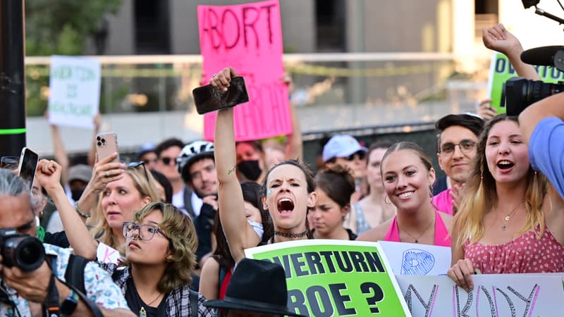 Des manifestants protestent contre la décision de la Cour suprême de revenir sur le droit à l'avortement, à Los Angeles, aux Etats-Unis, le 24 juin 2022