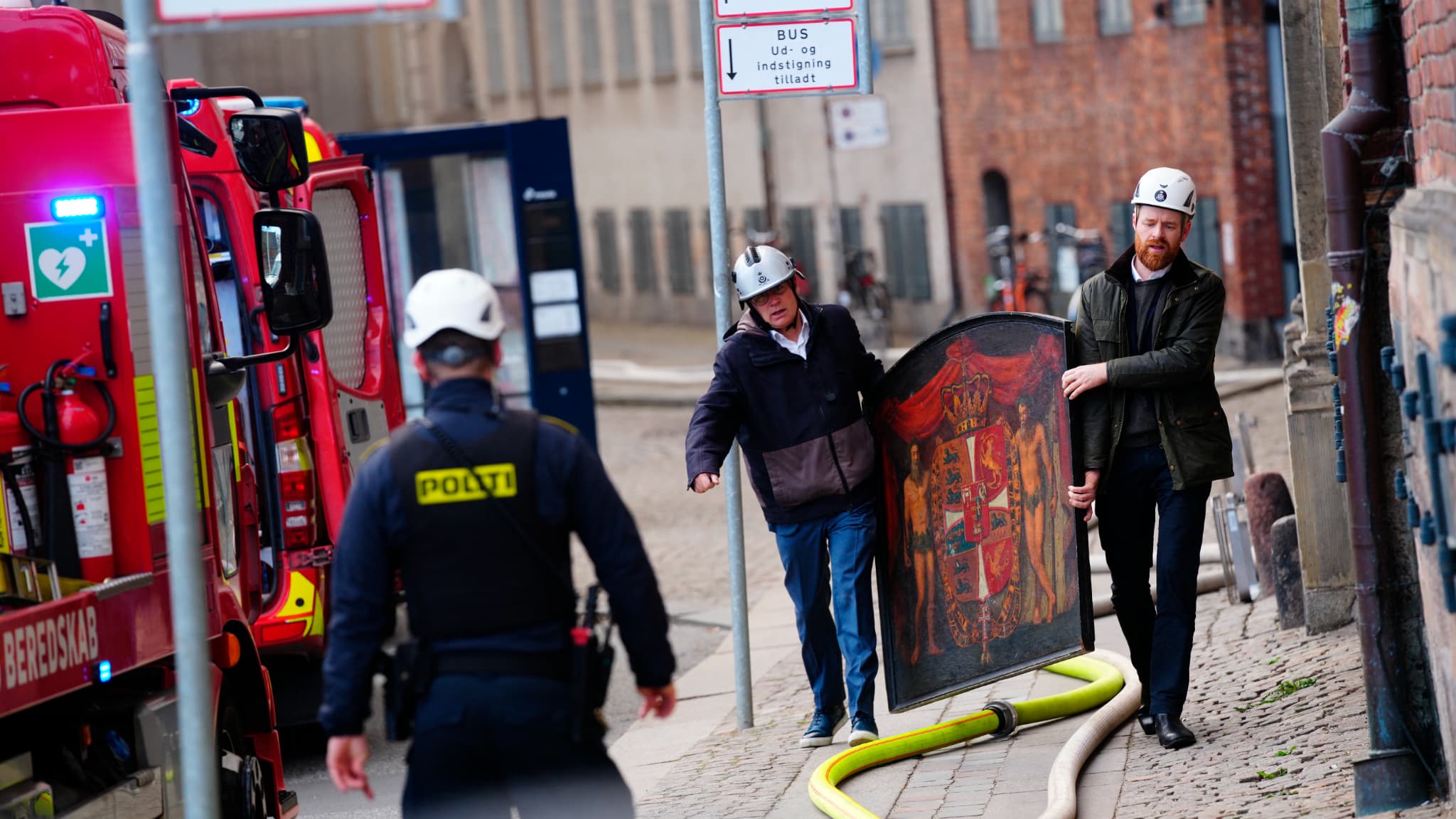 Un tableau évacué de la Bourse de Copenhague, le 16 avril 2024