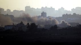 De la fumée s'élève au dessus de Gaza après une frappe israélienne, le 21 août2014.