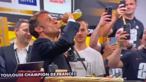 Emmanuel Macron boit une bière cul-sec dans le vestiaire du Stade Toulousain le 17 juin 2023