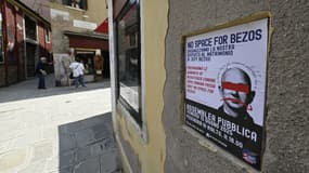 Une affiche portant la mention "Pas de place pour Bezos" collée sur un mur de Venise, où le milliardaire Jeff Bezos épousera sa fiancée, à la fin du mois, le 13 juin 2025.