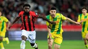Duel entre Jeremie Boga et Matthis Abline lors de Nice-Nantes le 4 avril 2025 à l'Allianz Riviera